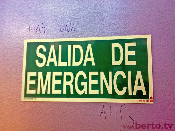 HAY UNA SALIDA DE EMERGENCIA